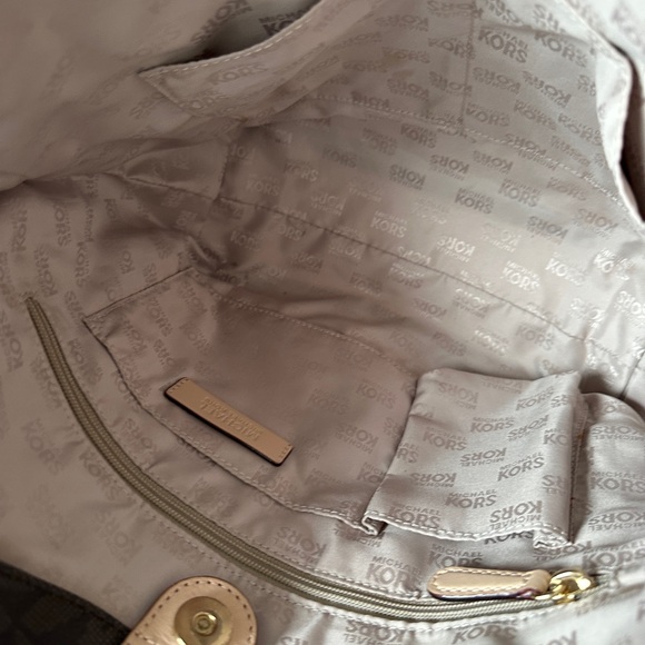 ❌SOLD❌Michael Kors Shoulder Bag. - Picture 9 of 17